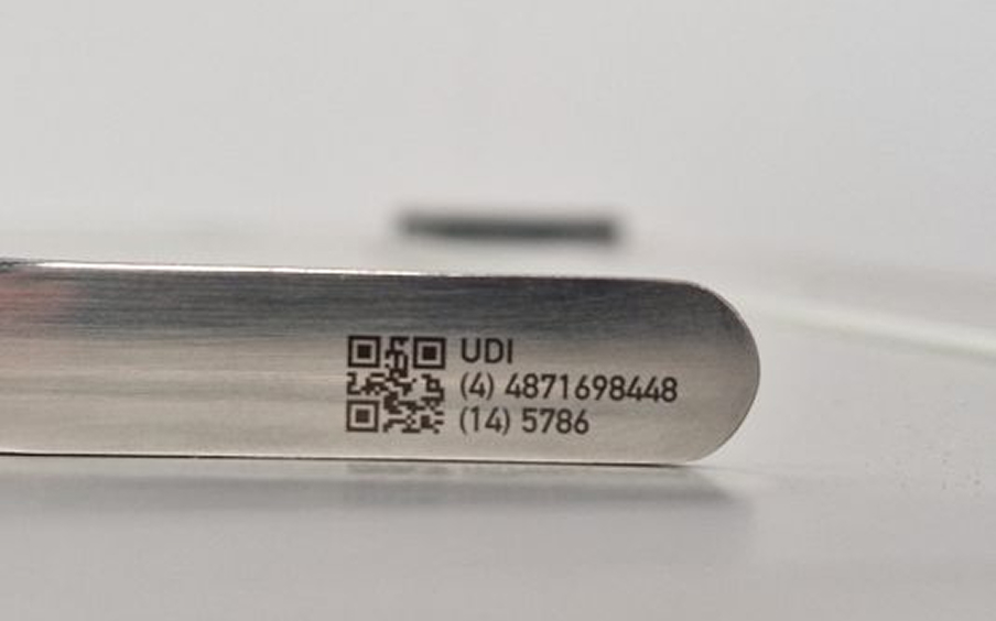 Medzinische UDI Kennzeichnung mit Beschriftungslaser auf Edelstahl