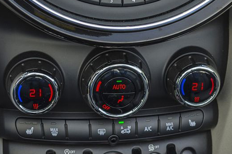 Leuchtende Bedienelemente eines Fahrzeugs mit Hilfe von Materialabtrag einer Lasergraviermaschine